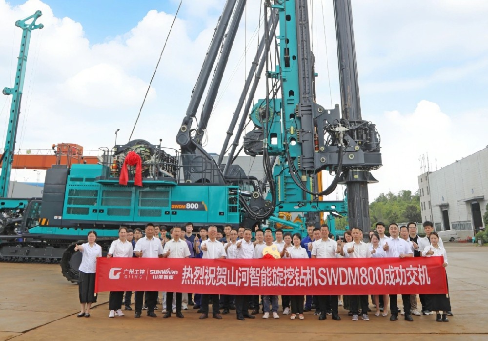 “破紀(jì)錄王者”再出征！山河智能SWDM800旋挖鉆機成功交機
